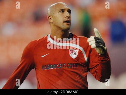 NESSUN FILM, NESSUN VIDEO, NESSUNA TV, NESSUN DOCUMENTARIO - il portiere degli Stati Uniti Tim Howard si riscalda prima della partita di calcio di qualificazione della Coppa del mondo, USA contro Cuba allo stadio RFK di Washington, DC, USA il 11 ottobre 2008. Gli Stati Uniti hanno vinto 6-1. Foto di Chuck Myers/MCT/ABACAPRESS.COM Foto Stock