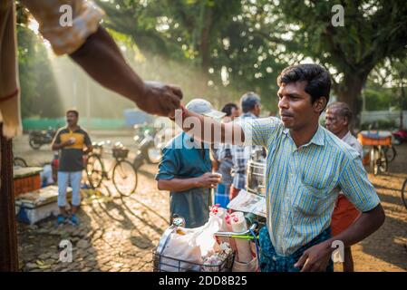 Chai Wallah serve tè a Fort Kochi (Cochin), Kerala, India Foto Stock