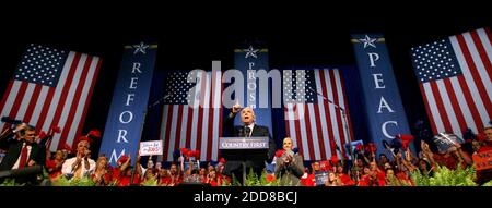 NO FILM, NO VIDEO, NO TV, NO DOCUMENTARIO - il candidato presidenziale repubblicano, Senatore John McCain, ha parlato al Brevard Community College di Melbourne, FL, USA, il 17 ottobre 2008. Foto di Joe Burbank/Orlando Sentinel/MCT/ABACAPRESS.COM Foto Stock