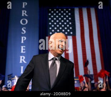 NO FILM, NO VIDEO, NO TV, NO DOCUMENTARIO - il senatore del candidato presidenziale repubblicano John McCain risponde ai tifosi mentre prende la scena per un rally al Brevard Community College di Melbourne, FL, USA, il 17 ottobre 2008. Foto di Joe Burbank/Orlando Sentinel/MCT/ABACAPRESS.COM Foto Stock