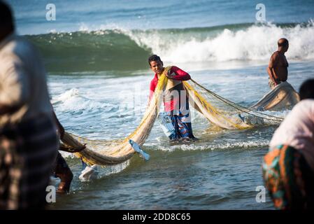 Pescatori a Kappil Beach, Varkala, Kerala, India Foto Stock