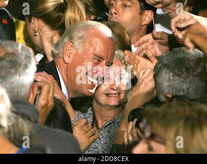 NO FILM, NO VIDEO, NO TV, NO DOCUMENTARIO - democratico vice candidato presidenziale Delaware il senatore Joe Biden lavora la folla durante un rally all'Università aeronautica di Embry-Riddle a Daytona Beach, Florida, USA domenica 2 novembre 2008. Foto di Red Huber/Orlando Sentinel/MCT/ABACAPRESS.COM Foto Stock