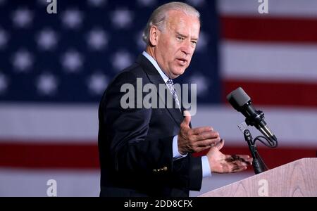 NO FILM, NO VIDEO, NO TV, NO DOCUMENTARIO - democratico vice candidato presidenziale Delaware il senatore Joe Biden parla durante un rally all'Università aeronautica di Embry-Riddle a Daytona Beach, Florida, USA domenica 2 novembre 2008. Foto di Red Huber/Orlando Sentinel/MCT/ABACAPRESS.COM Foto Stock