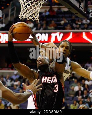 NESSUN FILM, NESSUN VIDEO, NESSUNA TV, NESSUN DOCUMENTARIO - Dwyane Wade di Miami Heat (3) è scovato da Washington Wizards Etan Thomas (36) durante il loro gioco giocato al Verizon Center a Washington, DC, USA il 18 novembre 2008. Miami sconfisse Washington 94-87. Foto di Harry E. Walker/MCT/ABACAPRESS.COM Foto Stock