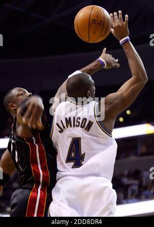 NESSUN FILM, NESSUN VIDEO, NESSUNA TV, NESSUN DOCUMENTARIO - Dwyane Wade di Miami Heat (3) blocca la ripresa di Washington Wizards Antawn Jamison (4) durante il loro gioco giocato al Verizon Center a Washington, DC, USA il 18 novembre 2008. Miami sconfisse Washington 94-87. Foto di Harry E. Walker/MCT/ABACAPRESS.COM Foto Stock