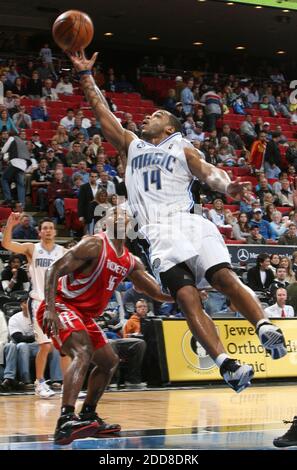 NO FILM, NO VIDEO, NO TV, NO DOCUMENTARIO - Orlando Magic Guard Jameer Nelson (14) guida oltre Houston Rockets avanti Ron Artest (96) durante la perdita di The Magic's 100-95 ai Rockets all'Amway Arena di Orlando, FL, USA il 22 novembre 2008. Houston Rockets ha vinto il 100-95. Foto di Gary W. Green/Orlando Sentinel/MCT/Cameleon/ABACAPRESS.COM Foto Stock