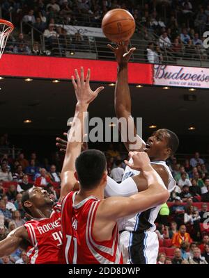 NO FILM, NO VIDEO, NO TV, NO DOCUMENTARIO - Orlando Magic Center Dwight Howard (12) spara per due dei suoi 13 punti sul centro Houston Rockets Yao Ming (11) e in avanti Ron Artest (96) all'Amway Arena di Orlando, FL, USA il 22 novembre 2008. Houston Rockets ha vinto il 100-95. Foto di Gary W. Green/Orlando Sentinel/MCT/Cameleon/ABACAPRESS.COM Foto Stock