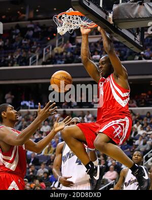 NO FILM, NO VIDEO, NO TV, NO DOCUMENTARIO - Houston Rockets Carl Landry (14) slam dunks come compagno di squadra Ron Artest (96) cattura la palla durante il loro gioco contro i Washington Wizards giocato al Verizon Center a Washington, D.C., Venerdì notte, 21 novembre 2008. Houston ha vinto il gioco 102-91. Foto di Harry E. Walker/MCT/ABACAPRESS.COM Foto Stock