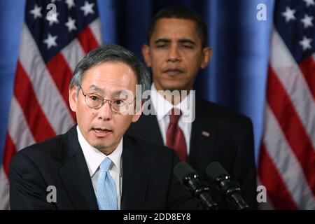 NO FILM, NO VIDEO, NO TV, NO DOCUMENTARIO - Steven Chu, fisico vincitore del premio Nobel, parla durante una conferenza stampa dopo che il presidente eletto Barack Obama ha nominato Chu come segretario per l'energia a Chicago, Illinois, USA lunedì 15 dicembre 2008. Lisa Jackson, ex capo dell'agenzia ambientale del New Jersey, è la scelta di Obama come amministratore EPA. Carol browner è quello di guidare un Consiglio della Casa Bianca su energia e clima. Foto di Nancy Stone/Chicago Tribune/MCT/ABACAPRESS;COM Foto Stock