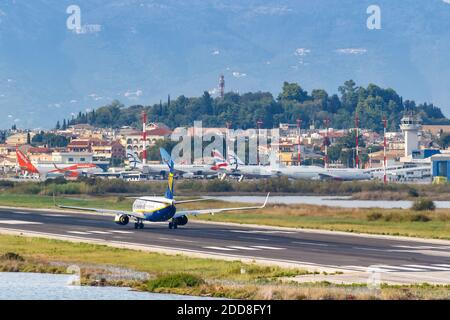 Corfù, Grecia - 19 settembre 2020: Aerei all'aeroporto di Corfù in Grecia. Foto Stock