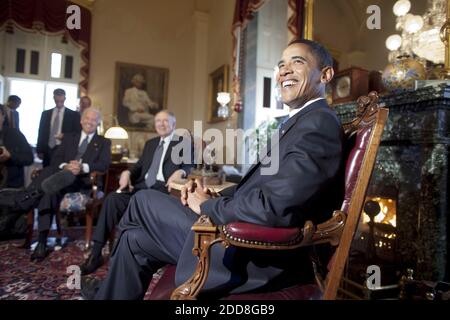 NO FILM, NO VIDEO, NO TV, NO DOCUMENTARIO - il Presidente eletto Barack Obama incontra il Vice Presidente eletto Joe Biden e il leader della maggioranza del Senato Harry Reid (D-NV) su Capitol Hill a Washington lunedì 5 gennaio 2009. Foto di Chuck Kennedy/MCT/ABACAPRESS.COM Foto Stock