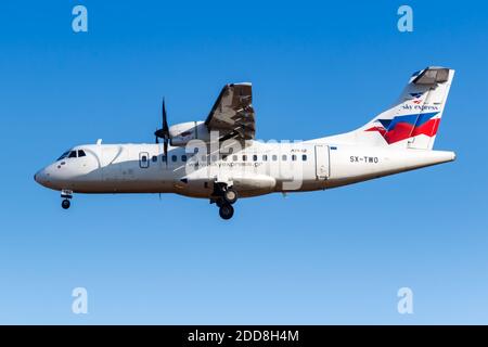 Atene, Grecia - 21 settembre 2020: Aereo Sky Express ATR 42-500 all'aeroporto di Atene in Grecia. Foto Stock