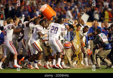 NESSUN FILM, NESSUN VIDEO, NESSUNA TV, NESSUN DOCUMENTARIO - il capo allenatore della Florida Urban Meyer ottiene il tradizionale Gatorade dunk dopo che la Florida ha sconfitto Oklahoma, 24-14, nel BCS National Championship game al Dolphin Stadium di Miami, FL, USA l'8 gennaio 2009. Foto di Joe Rimkus Jr./Miami Herald/MCT/Cameleon/ABACAPRESS.COM Foto Stock