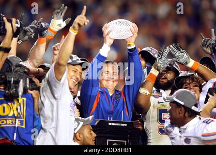 NESSUN FILM, NESSUN VIDEO, NESSUNA TV, NESSUN DOCUMENTARIO - il capo allenatore della Florida Urban Meyer insegue il trofeo BCS Championship dopo che la Florida ha sconfitto l'Oklahoma 24-14 nel BCS National Championship game al Dolphin Stadium di Miami, FL, USA, l'8 gennaio 2009. Foto di Joe Rimkus Jr./Miami Herald/MCT/Cameleon/ABACAPRESS.COM Foto Stock