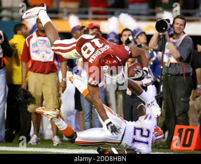 NESSUN FILM, NESSUN VIDEO, NESSUNA TV, NESSUN DOCUMENTARIO - l'Oklahoma Jermaine Gresham (18) va in volo sopra il Wright maggiore della Florida (21) durante la prima metà del BCS Championship game al Dolphin Stadium a Miami, FL, USA l'8 gennaio 2009. Foto di Tom Burton/Orlando Sentinel/MCT/Cameleon/ABACAPRESS.COM Foto Stock