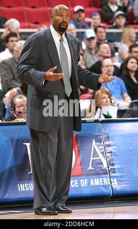 NO FILM, NO VIDEO, NO TV, NO DOCUMENTARIO - il capo allenatore di Atlanta Mike Woodson si interroga su una chiamata di funzionari durante il gioco contro la magia di Orlando all'Amway Arena di Orlando, FL, USA il 9 gennaio 2009. La magia sconfisse i falchi, 121-87. Foto di Jacob Langston/Orlando Sentinel/MCT/Cameleon/ABACAPRESS.COM Foto Stock