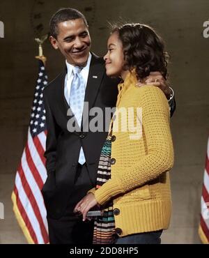 NO FILM, NO VIDEO, NO TV, NO DOCUMENTARIO - il presidente eletto Barack Obama condivide un momento con sua figlia, Malia, prima di parlare alla 30th Street Station a Philadelphia, Pennsylvania, USA Sabato, 17 gennaio 2009. Obama ha parlato prima di salire a bordo di un treno speciale per un viaggio ferroviario cerimoniale a Washington. Foto di Michael Bryant/Philadelphia Inquirer/MCT/ABACAPRESS.COM Foto Stock