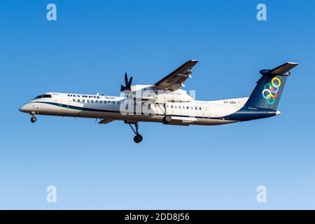 Atene, Grecia - 21 settembre 2020: Aereo Olympic Air Bombardier DHC-8-400 all'aeroporto di Atene in Grecia. Foto Stock