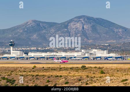 Atene, Grecia - 22 settembre 2020: WizAir Airbus A320 aereo all'aeroporto di Atene in Grecia. Foto Stock