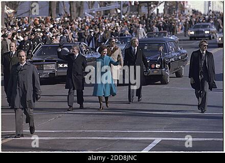 NO FILM, NO VIDEO, NO TV, NO DOCUMENTARIO - il presidente degli Stati Uniti Jimmy carter (L) e la prima signora Rosalynn carter camminano lungo Pennsylvania Ave. Durante la sua inaugurazione a Washington, D.C., USA il 20 gennaio 1977. Foto di Jimmy carter Library/National Archives/MCT/ABACAPRESS.COM Foto Stock