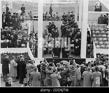 NESSUN FILM, NESSUN VIDEO, NESSUNA TV, NESSUN DOCUMENTARIO - il presidente degli Stati Uniti Dwight D. Eisenhower e il vicepresidente Richard M. Nixon posano per i fotografi allo stand di revisione per la parata inaugurale a Washington, D.C., USA il 20 gennaio 1953. Foto di Harry S. Truman Library/National Archives/MCT/ABACAPRESS.COM Foto Stock