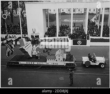 NESSUN FILM, NESSUN VIDEO, NESSUNA TV, NESSUN DOCUMENTARIO - il Texas float, onorando il luogo di nascita di Dwight D. Eisenhower a Denison, Texas, passa davanti al presidente degli Stati Uniti Eisenhower e lo stand di revisione durante la parata inaugurale a Washington, D.C., USA il 20 gennaio 1953. Foto di (Archivi nazionali/MCT/ABACAPRESS.COM Foto Stock