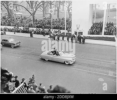 NO FILM, NO VIDEO, NO TV, NO DOCUMENTARIO - il Vice Presidente degli Stati Uniti Richard Nixon ondeggia alla folla durante la parata inaugurale del Presidente Dwight Eisenhower a Washington, D.C., USA il 20 gennaio 1953.Photo by (National Archives/MCT/ABACAPRESS.COM Foto Stock