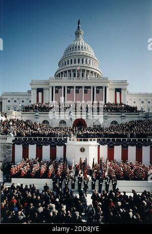 NO FILM, NO VIDEO, NO TV, NO DOCUMENTARIO - Chief Justice William Rehnquist amministrare il giuramento di ufficio a Bill Clinton sul fronte ovest del Campidoglio degli Stati Uniti a Washington, D.C, USA il 20 gennaio 1993. Foto di architetto del Campidoglio/Biblioteca del Congresso/MCT/ABACAPRESS.COM Foto Stock