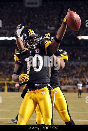 NESSUN FILM, NESSUN VIDEO, NESSUNA TV, NESSUN DOCUMENTARIO - il Santonio Holmes di Pittsburgh Steelers (10) celebra il suo touchdown contro i Baltimore Ravens durante il secondo trimestre del campionato AFC a Heinz Field a Pittsburgh, PA, USA il 18 gennaio 2009. Foto di Doug Kapustin/Baltimore Sun/MCT/Cameleon/ABACAPRESS.COM Foto Stock