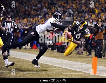 NESSUN FILM, NESSUN VIDEO, NESSUNA TV, NESSUN DOCUMENTARIO - il Santonio Holmes di Pittsburgh Steelers (10) segna un touchdown contro i Baltimore Ravens durante il secondo trimestre del campionato AFC a Heinz Field a Pittsburgh, PA, USA il 18 gennaio 2009. Foto di Doug Kapustin/Baltimore Sun/MCT/Cameleon/ABACAPRESS.COM Foto Stock