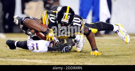 NESSUN FILM, NESSUN VIDEO, NESSUNA TV, NESSUN DOCUMENTARIO - Pittsburgh Steelers ricevitore largo Santonio Holmes (10) viene messo giù dal Baltimore Ravens' Fabian Washington (31) durante l'azione del primo trimestre nel campionato AFC gioco a Heinz Field a Pittsburgh, PA, USA il 18 gennaio 2009. Gli Steelers sconfissero i Ravens, 23-14. Foto di Kenneth K. Lam/Baltimore Sun/MCT/Cameleon/ABACAPRESS.COM Foto Stock