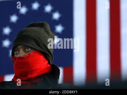 NO FILM, NO VIDEO, NO TV, NO DOCUMENTARIO - UNO spettatore guarda come persone file sulla fase inaugurale prima dell'inaugurazione di Barack Obama come il 44 ° presidente degli Stati Uniti a Washington, DC, USA il 20 gennaio 2009. Obama diventa il primo afroamericano ad essere eletto alla carica di presidente nella storia degli Stati Uniti. Photo Pool/MCT/ABACAPRESS.COM Foto Stock