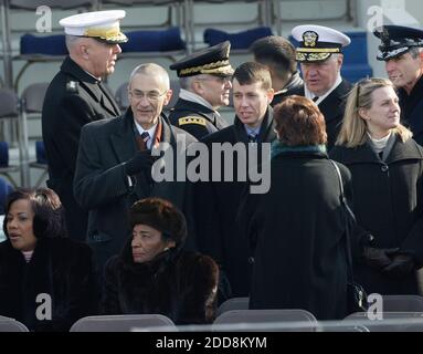 NO FILM, NO VIDEO, NO TV, NO DOCUMENTARIO - ex Clinton White House Chief of staff John Podestà, terzo da sinistra, Chi è attualmente a capo della squadra di transizione di Obama si trova sulla fase inaugurale prima dell'inaugurazione di Barack Obama come il 44° presidente degli Stati Uniti a Washington, DC, USA il 20 gennaio 2009. Obama diventa il primo afroamericano ad essere eletto alla carica di presidente nella storia degli Stati Uniti. Photo Pool/MCT/ABACAPRESS.COM Foto Stock