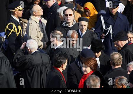 NO FILM, NO VIDEO, NO TV, NO DOCUMENTARIO - Corte Suprema Justices file in al Campidoglio degli Stati Uniti in anticipo dell'inaugurazione di Barack Obama come 44 ° presidente degli Stati Uniti a Washington, DC, USA il 20 gennaio 2009. Obama diventa il primo afroamericano ad essere eletto alla carica di presidente nella storia degli Stati Uniti. Foto di Harry E. Walker/MCT/ABACAPRESS.COM Foto Stock