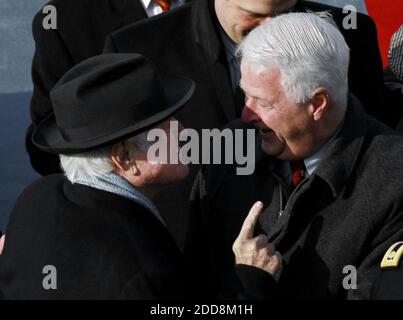 NO FILM, NO VIDEO, NO TV, NO DOCUMENTARIO - Sen. Ted Kennedy (D-ma parla con un altro partecipante all'inaugurazione in vista dell'inaugurazione di Barack Obama come 44° presidente degli Stati Uniti a Washington, DC, USA il 20 gennaio 2009. Obama diventa il primo afroamericano ad essere eletto alla carica di presidente nella storia degli Stati Uniti. Photo Pool/MCT/ABACAPRESS.COM Foto Stock