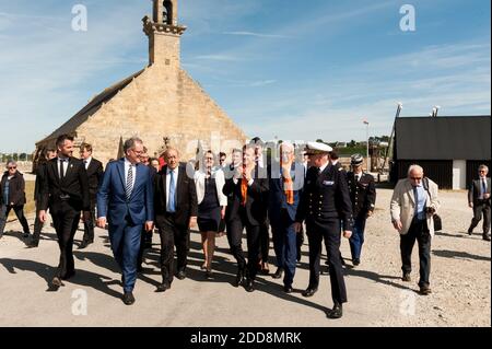 Il presidente francese Emmanuel Macron cammina su una passerella nel porto di Camaret-sur-Mer, il 21 giugno 2018, prima di incontrare i membri della Società Nazionale di Soccorso del Mare (SNSM - Societe Nationale de Sauvetage en Mer), come parte della sua visita nella regione della Bretagna. Foto di Matthieu Pattier/pool/ABACAPRESS.COM Foto Stock