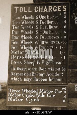 Al bar Toll sulla strada allora di nuova costruzione tra Sandsend e Whitby, North Yorkshire. Questa foto mostra le spese effettuate sia per i veicoli trainati da cavalli che per quelli a motore. I prezzi sono indicati in S & D (scellini e pence) e coprono tutto, dalle auto a tre ruote, ai carrelli, e gli animali da fattoria. Una fotografia del casello è disponibile su Alamy Foto Stock