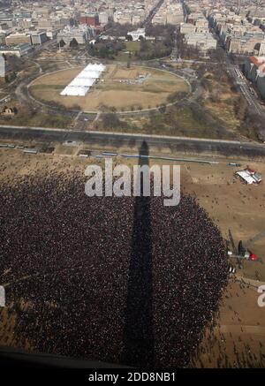 NESSUN FILM, NESSUN VIDEO, NESSUNA TV, NESSUN DOCUMENTARIO - all'ombra del Washington Monument e della vicina Casa Bianca, in cima, le folle si riuniscono intorno a un video jumbo schermo, a destra, per guardare l'inaugurazione del presidente Barack Obama a Washington, D.C., USA il 20 gennaio 2009. Foto di David Stephenson/Lexington Herald leader/MCT/ABACAPRESS.COM Foto Stock