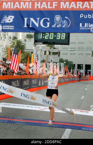 NO FILM, NO VIDEO, NO TV, NO DOCUMENTARIO - il vincitore di ING Half Marathon Womens Susanne Larsen, di Fenton, Miami, attraversa il traguardo a Miami, FL, USA il 25 gennaio 2009. Foto di Candace West/Miami Herald/MCT/Cameleon/ABACAPRESS.COM Foto Stock