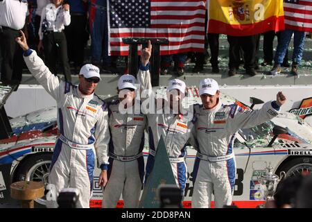 NO FILM, NO VIDEO, NO TV, NO DOCUMENTARIO - (da sinistra a destra) Darren Law, Buddy Rice, David Donohue e Antonio Garcia festeggiano dopo aver vinto la Rolex 24 ore di gara automatica al Daytona International Speedway a Daytona Beach, FL, USA il 25 gennaio 2009. Foto di Gary W. Green/Orlando Sentinel/MCT/Cameleon/ABACAPRESS.COM Foto Stock