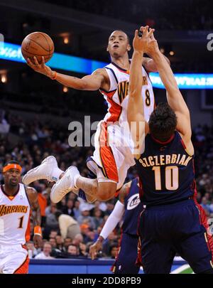 NESSUN FILM, NESSUN VIDEO, NESSUNA TV, NESSUN DOCUMENTARIO - la Monta Ellis dei Guerrieri dello Stato d'Oro (8) va in su per la layup passato Cleveland Cavaliers difensore Wally Szczerbiak (10) nel primo trimestre a Oracle Arena a Oakland, CA, USA il 23 gennaio 2009. Foto di Jose Carlos Fajardo/Contra Costa Times/MCT/ABACAPRESS.COM Foto Stock