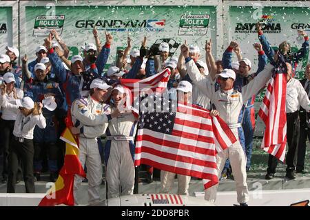 NO FILM, NO VIDEO, NO TV, NO DOCUMENTARIO - (da sinistra a destra) Antonio Garcia, David Donohue, Buddy Rice e Darren Law festeggiano con il loro equipaggio in Victory Lane dopo aver vinto la Rolex 24 ore di gara automatica a Daytona Beach, FL, USA il 25 gennaio 2009. Foto di Gary W. Green/Orlando Sentinel/MCT/Cameleon/ABACAPRESS.COM Foto Stock