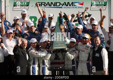 NO FILM, NO VIDEO, NO TV, NO DOCUMENTARIO - il team Brumos Racing festeggia in Victory Lane dopo aver vinto la Rolex 24 ore di gara in auto nella loro Porsche n° 58 al Daytona International Speedway di Daytona Beach, FL, USA il 25 gennaio 2009. Foto di Gary W. Green/Orlando Sentinel/MCT/Cameleon/ABACAPRESS.COM Foto Stock