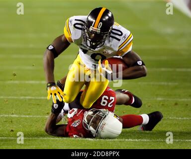 NO FILM, NO VIDEO, NO TV, NO DOCUMENTARIO - Steeler Wide Receiver Santonio Holmes è messo giù dal Cardinale D. Rodgers-Cromartie come Pittsburgh Steelers affrontare gli Arizona Cardinals in Super Bowl XLIII al Raymond James Stadium a Tampa, FL, USA il 1 febbraio 2009. Foto di Harry E. Walker/MCT/ABACAPRESS.COM Foto Stock