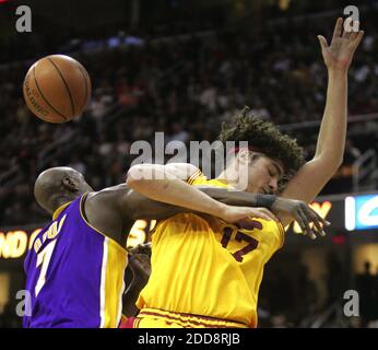 NO FILM, NO VIDEO, NO TV, NO DOCUMENTARIO - Cleveland Cavaliers Anderson Varejao (destra) combatte Los Angeles Lakers Lamar Odom durante la seconda metà di azione alla Quicken Loans Arena a Cleveland, OH, USA l'8 febbraio 2009. I Lakers hanno vinto il gioco 101-91. Foto di Phil Masturzo/Akron Beacon Journal/MCT/Cameleon/ABACAPRESS.COM Foto Stock