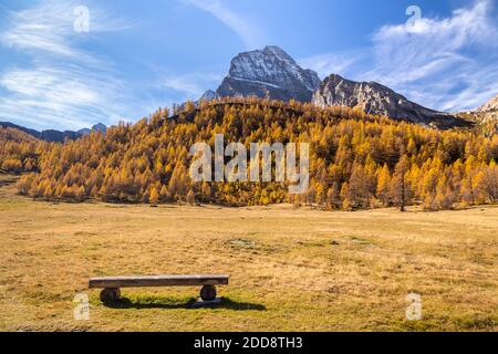 Vista autunnale una panchina di legno di fronte al Monte Leone. Alpe Veglia, Val Cairasca, Val Divedro, Val Ossola, Varzo, Piemonte, Italia. Foto Stock