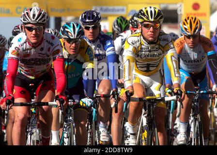 NESSUN FILM, NESSUN VIDEO, NESSUNA TV, NESSUN DOCUMENTARIO - Mark Cavendish, a destra, della Columbia High Road, esce con il leader di gara Levi Leipheimer, sorridendo nel casco blu, all'inizio della quinta tappa del Tour Amgen della California a Visalia, CA, USA il 19 febbraio 2009. Foto di Eric Paul Zamora/Fresno Bee/MCT/ABACAPRESS.COM Foto Stock