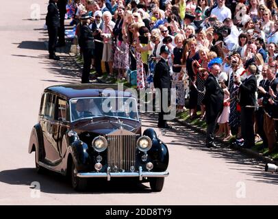 Epa06749144 Meghan Markle scende lungo la Long Walk verso il Castello di Windsor con sua madre Doria Ragland per la cerimonia di matrimonio reale al principe britannico Harry alla cappella di San Giorgio nel Castello di Windsor, a Windsor, in Gran Bretagna, il 19 maggio 2018. Foto di Lauren Hurley / ABACAPRESS.COM Foto Stock