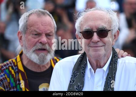 Terry Gilliam e Jonathan Pryce frequentano la Photocall The Man Who Killed Don Chisciotte tenutasi al Palais des Festivals nell'ambito del 71esimo Festival annuale del cinema di Cannes il 19 maggio 2018. Foto di Aurore Marechal/ABACAPRESS.COM Foto Stock