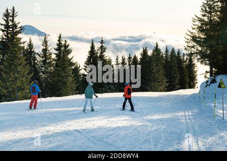 Sciatori che si divertono sciando sulle Alpi, nella località sciistica di Avoriaz, Francia, Europa Foto Stock